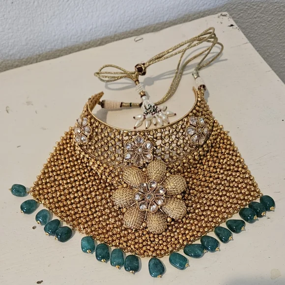 Large Lot, Indian Bollywood Style Gold Tone Bridal Jewelry Necklaces Earrings - Picture 7 of 12